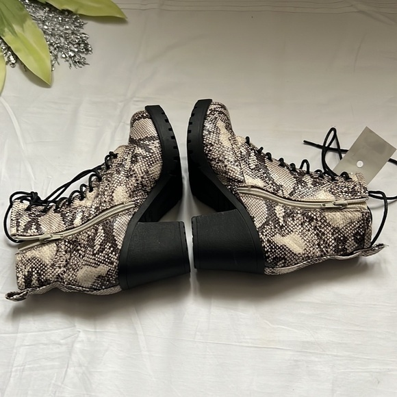 ⭐️ZIGI SOHO Gray Snakeskin Lace-Up Padded Kourtlan Round Toe Block Heel Booties - Picture 3 of 7